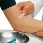 Apósitos hipoalergénicos precortados Hartmann DermaPlast Sensitive Inyección