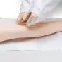 Brazo de entrenamiento para punción venosa e inyecciones para avanzados, de color blanco W44216