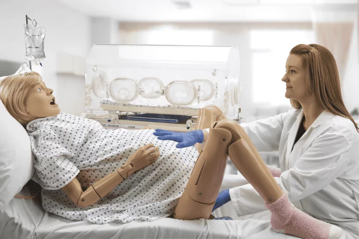 Simulación de parto Basic Lucy con implicación emocional LF00039