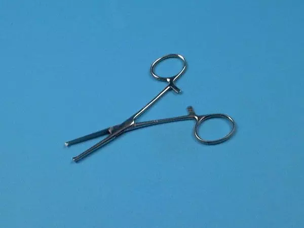 Pinza Kocher derecha 13 cm