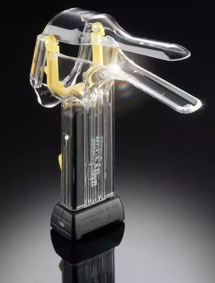 Sistema de iluminación inalámbrico KleenSpec serie 790 de Welch Allyn con base de recarga